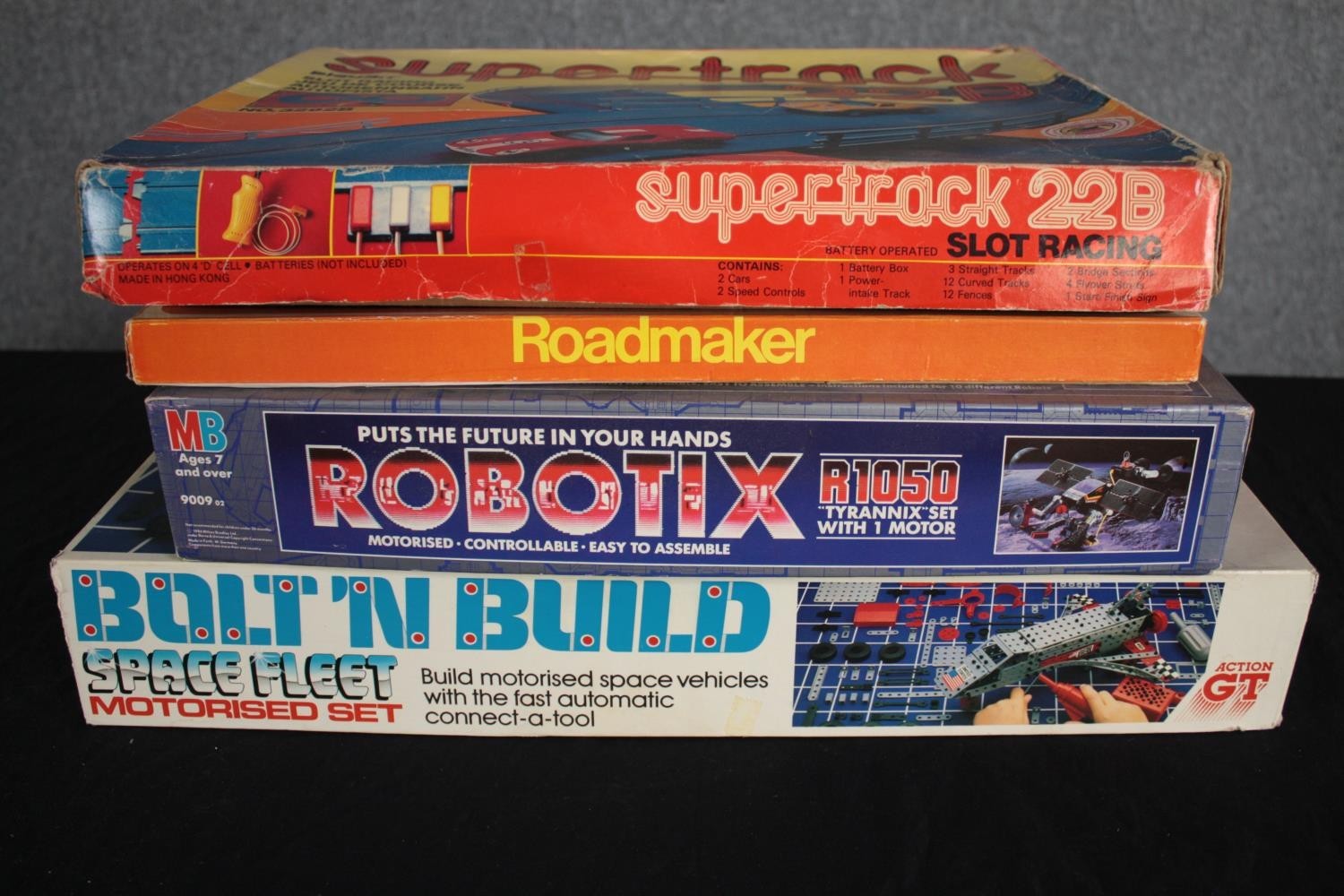 A collection of boxed vintage building games and model railways etc. H.58 W.37cm. (largest) - Image 18 of 19