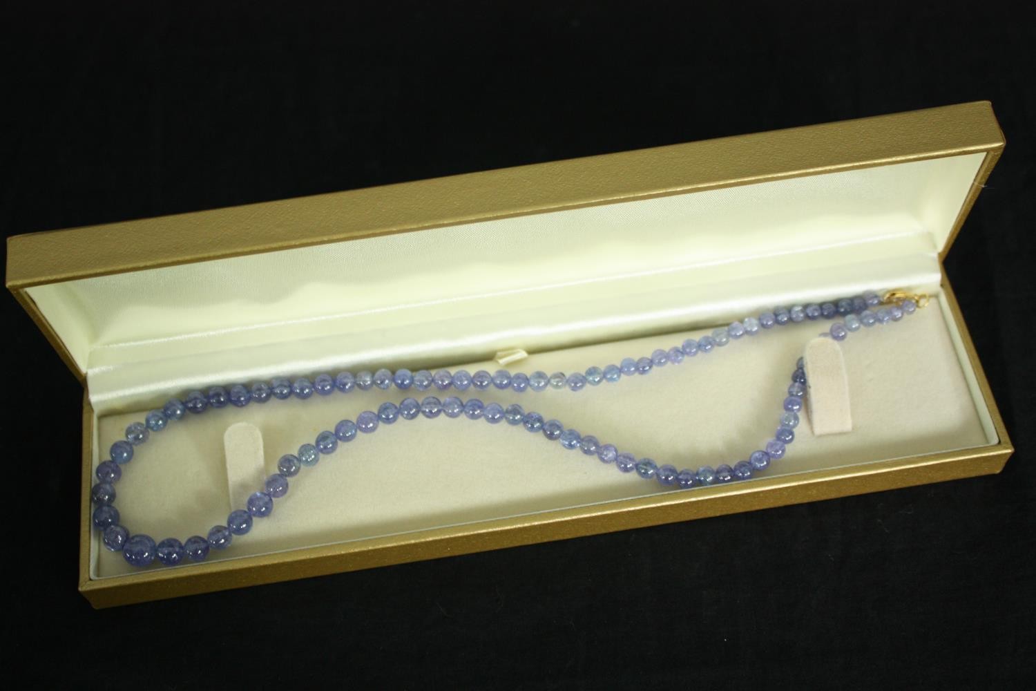 A collection of jewellery, including a Jasper bead necklace, faux pearl necklaces, a Tanzanite - Image 7 of 12