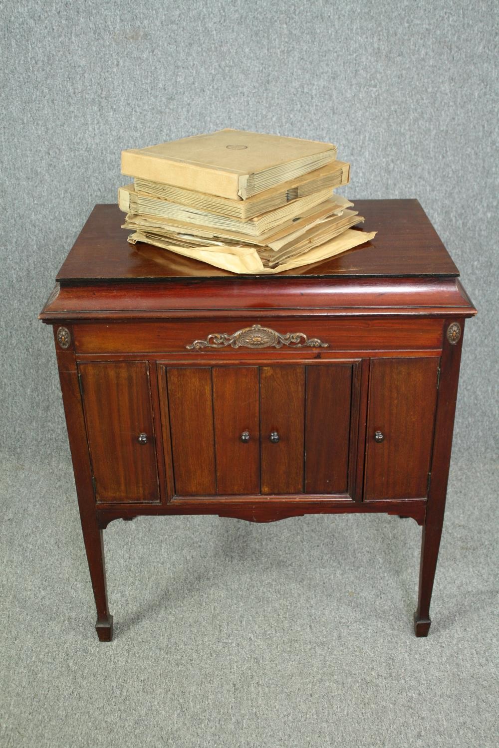 A mahogany cased Columbia Grafonola gramophone along with a collection of 78 rpm records. H.86 W. - Image 11 of 12