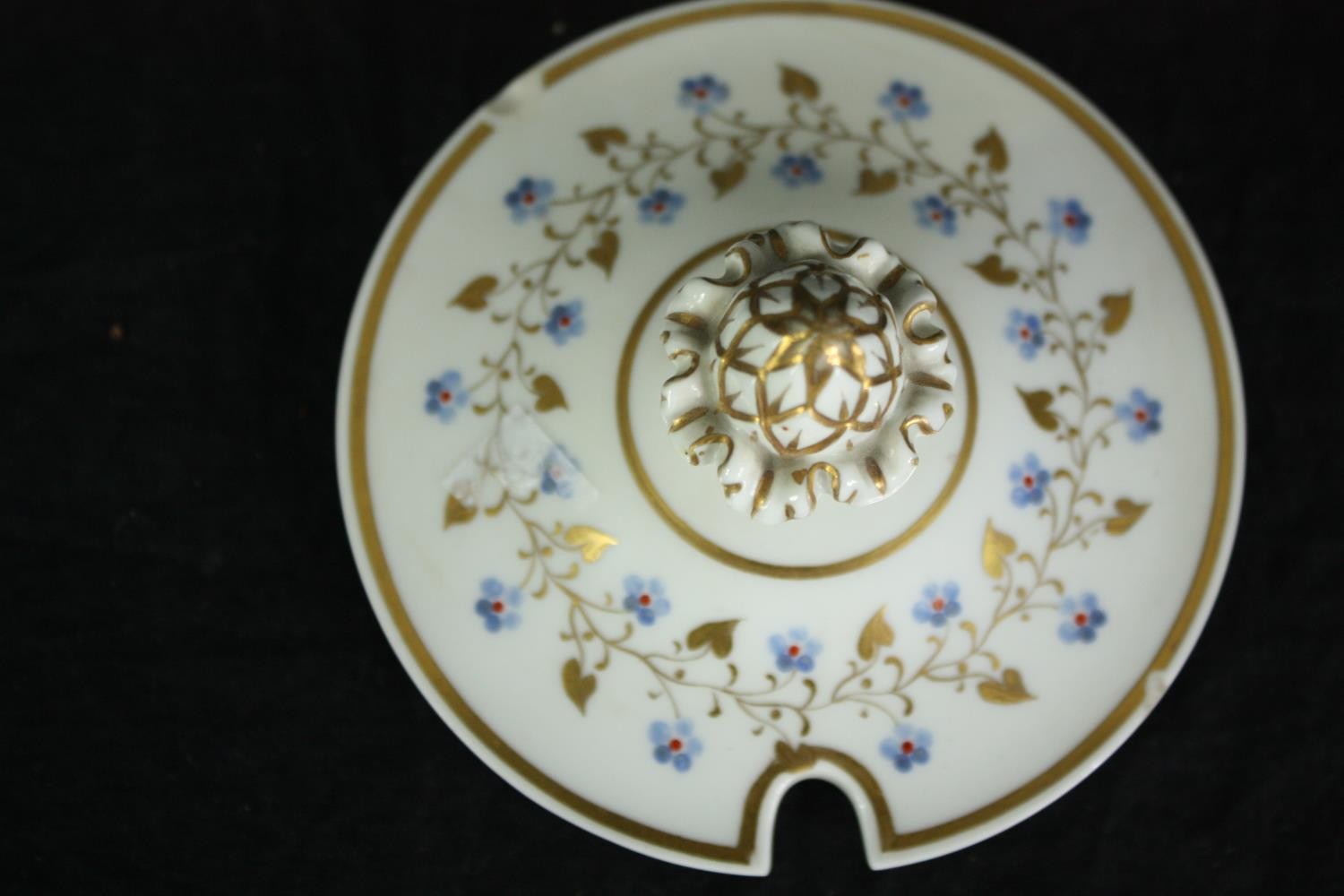 A C.1830 Worcester Flight and Barr comport, hand painted, twin handled and with it's lid. H.19 W. - Image 5 of 5