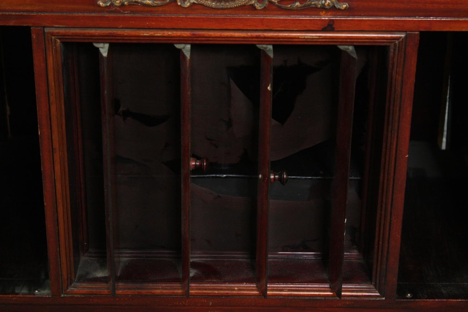 A mahogany cased Columbia Grafonola gramophone along with a collection of 78 rpm records. H.86 W. - Image 7 of 12