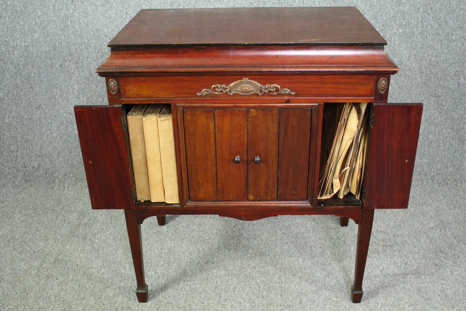 A mahogany cased Columbia Grafonola gramophone along with a collection of 78 rpm records. H.86 W. - Image 3 of 12