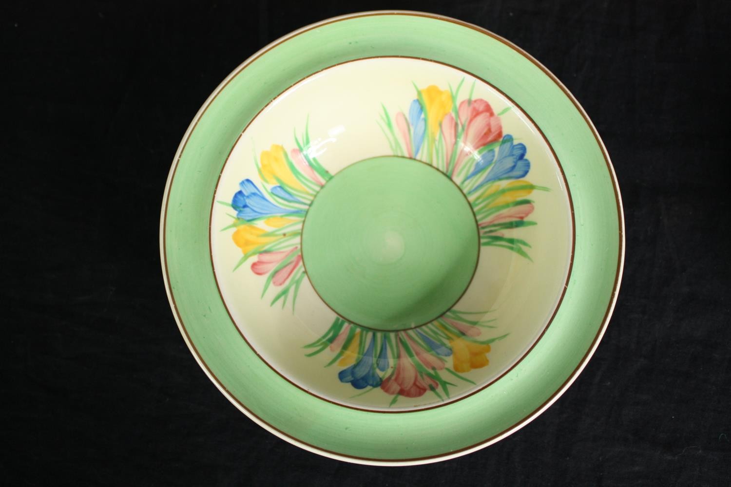 A set of four vintage Royal Staffordshire Crocus bowls by Clarise Cliff along with a Carlton Ware - Image 4 of 7