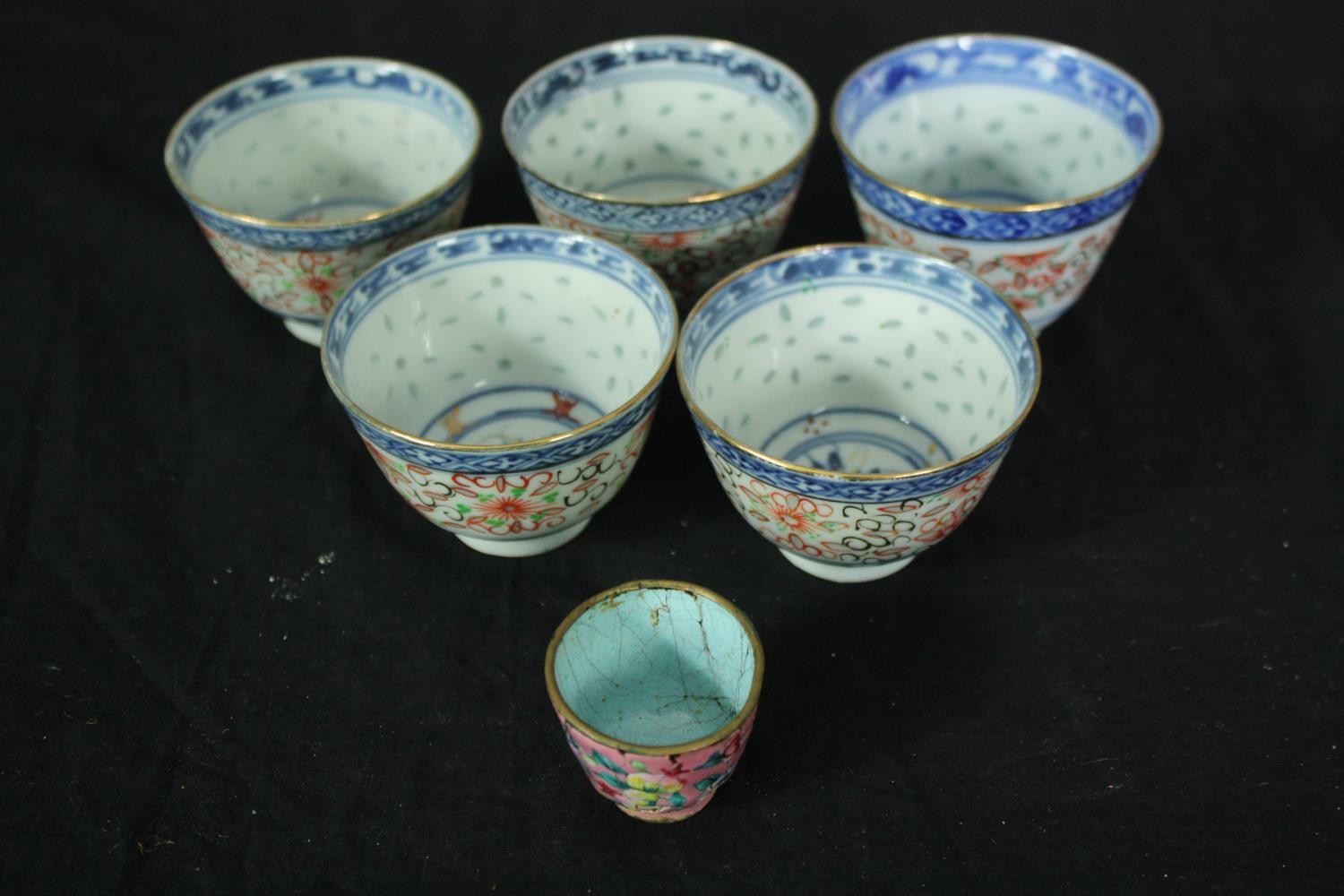 A mixed collection of Japanese and Chinese porcelain to include a 19th century Famille Rose lidded - Image 9 of 14