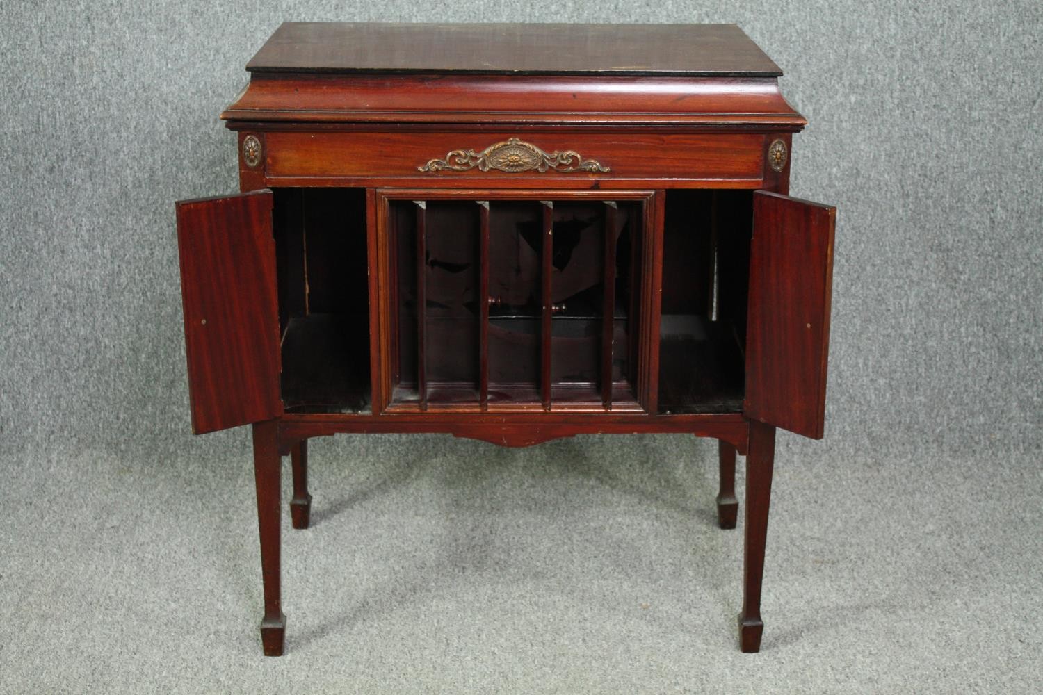 A mahogany cased Columbia Grafonola gramophone along with a collection of 78 rpm records. H.86 W. - Image 4 of 12