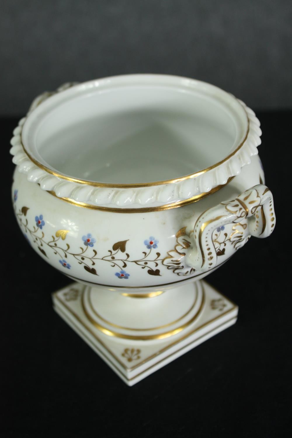 A C.1830 Worcester Flight and Barr comport, hand painted, twin handled and with it's lid. H.19 W. - Image 3 of 5