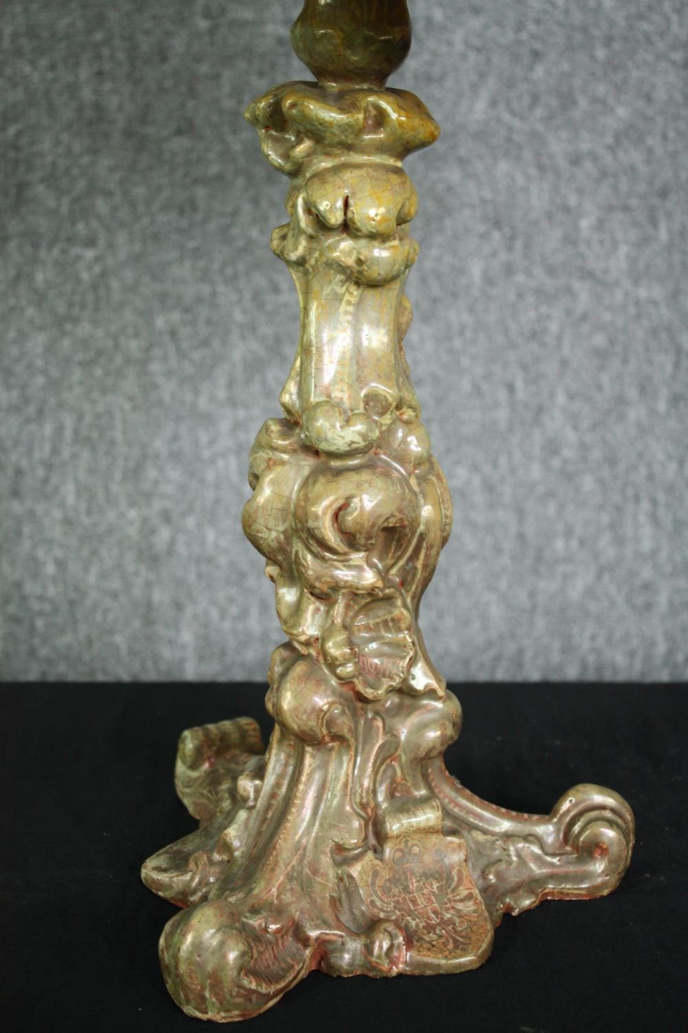 A vintage ceramic table lamp with Rococo design. H.66cm. - Image 3 of 3