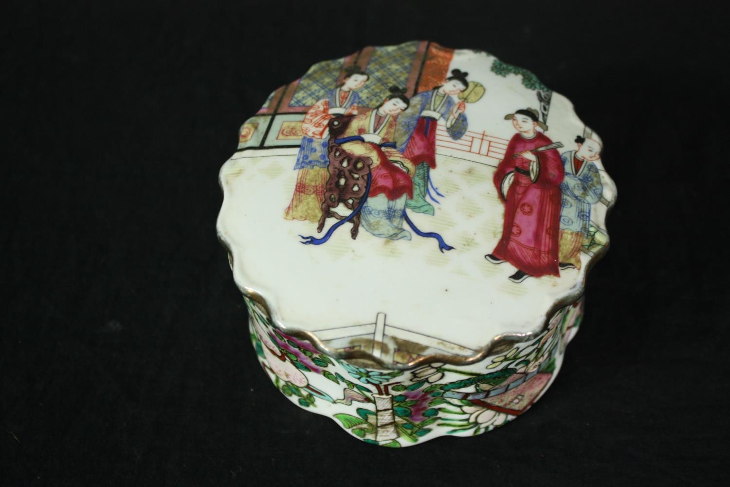 A mixed collection of Japanese and Chinese porcelain to include a 19th century Famille Rose lidded - Image 4 of 14