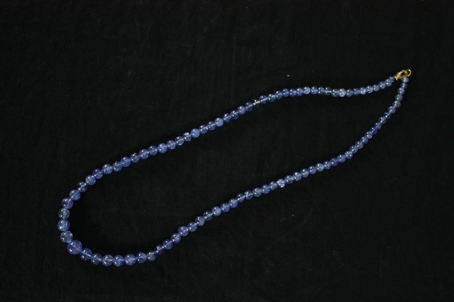 A collection of jewellery, including a Jasper bead necklace, faux pearl necklaces, a Tanzanite - Image 9 of 12