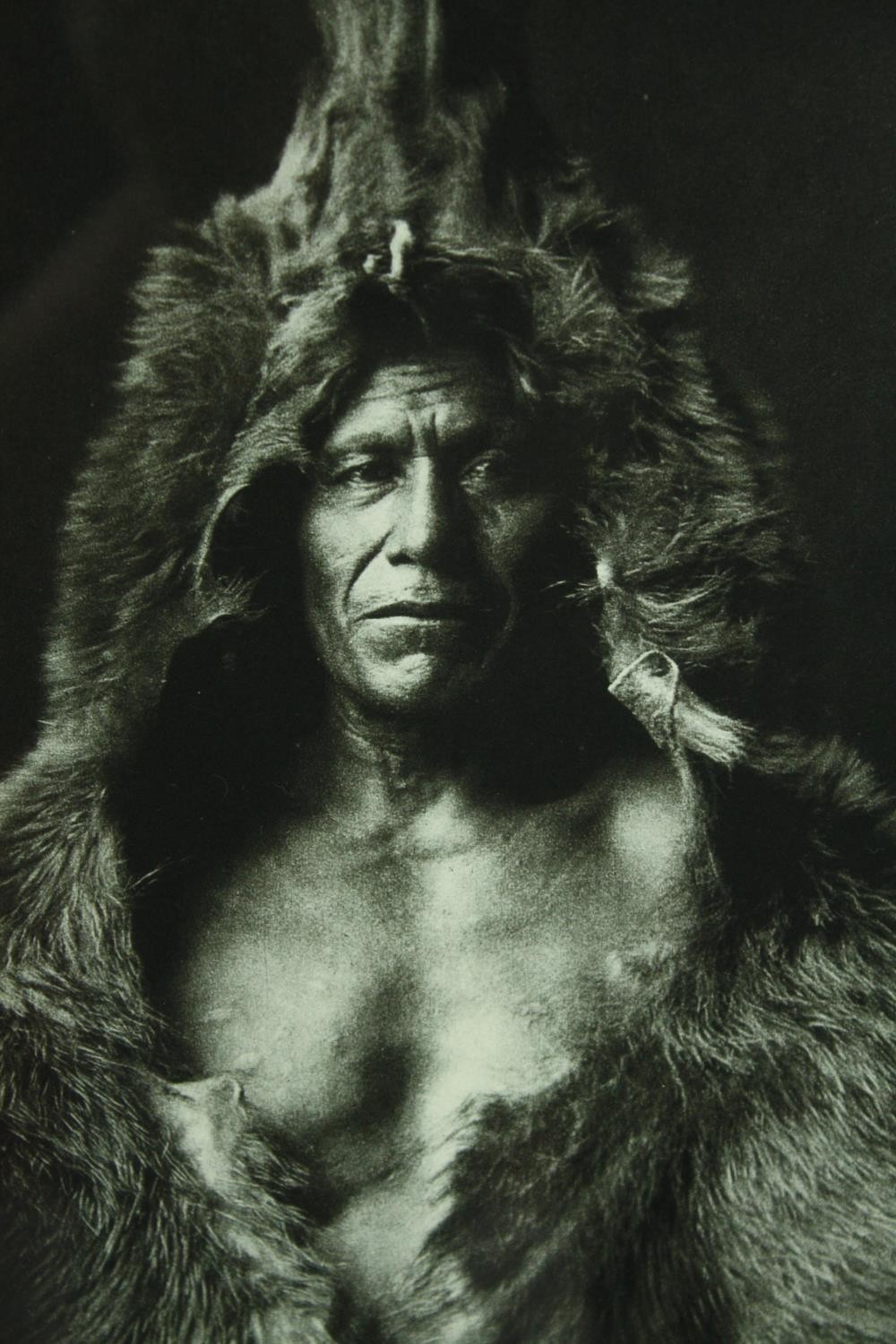 A pair of framed and glazed black and white photographs of Native American chiefs with inscription - Image 4 of 6