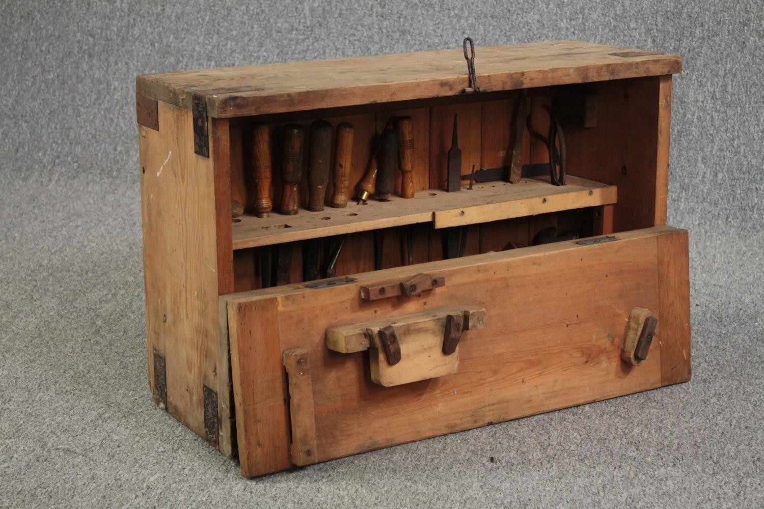 A vintage carpenter's toolbox fitted with chisels and saws etc. H.45 W.70 D.26cm. - Image 4 of 6