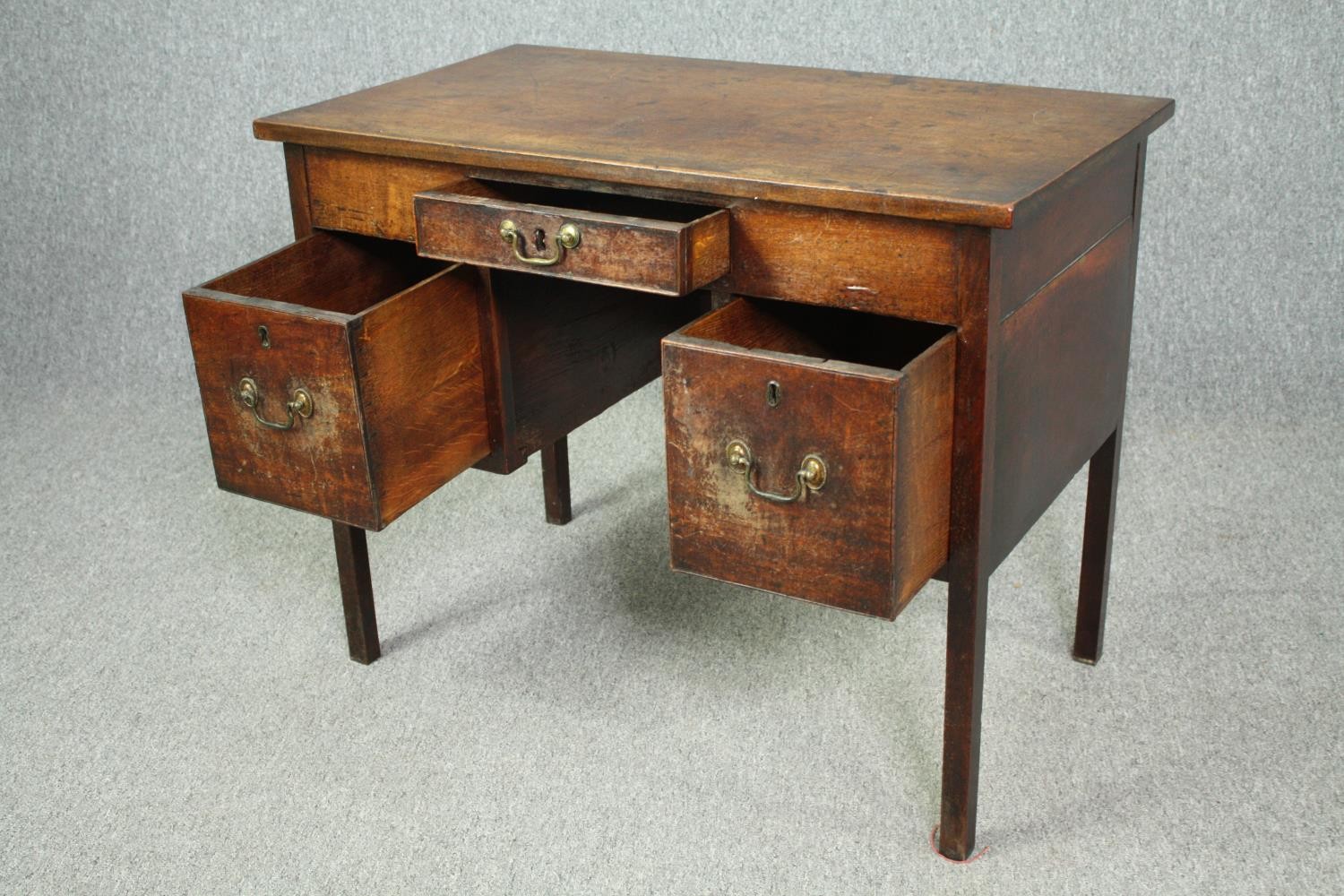 Kneehole desk, 19th century mahogany. H.68 W.86 D.48cm. - Image 4 of 6