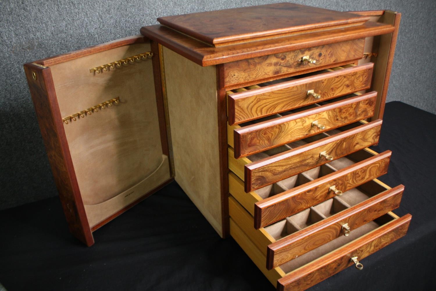 A burr elm specimen or vanity chest with rising mirror to the top and hinged locking stile side - Image 10 of 12