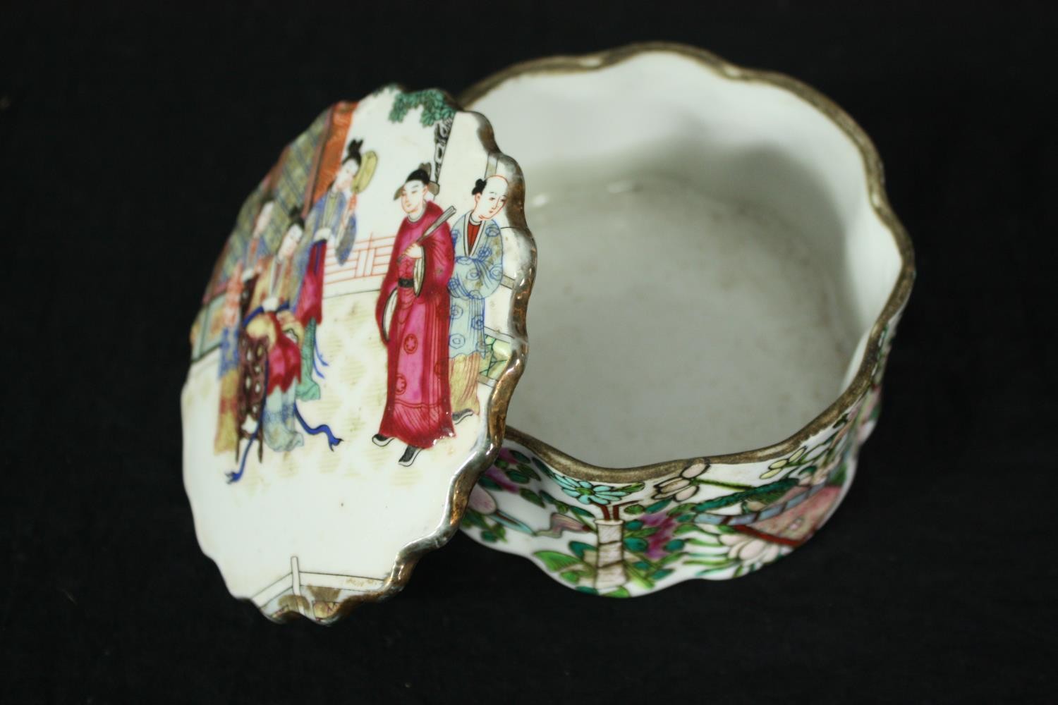 A mixed collection of Japanese and Chinese porcelain to include a 19th century Famille Rose lidded - Image 5 of 14