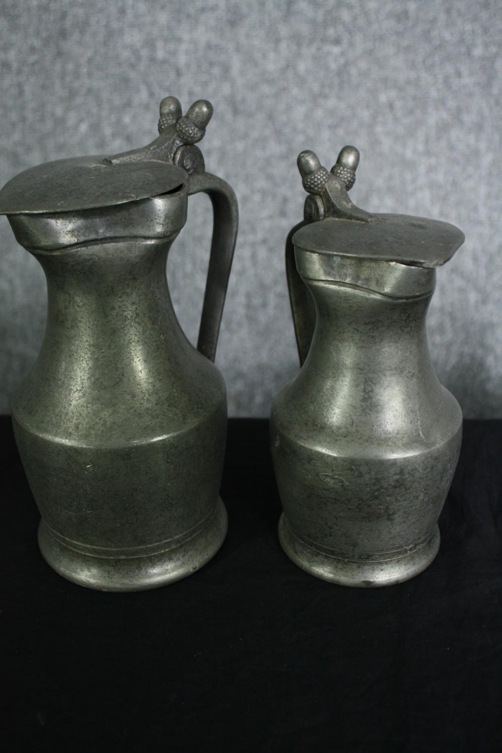 A set of six 19th century graduating pewter lidded jugs. H.27cm. (largest) - Image 4 of 6