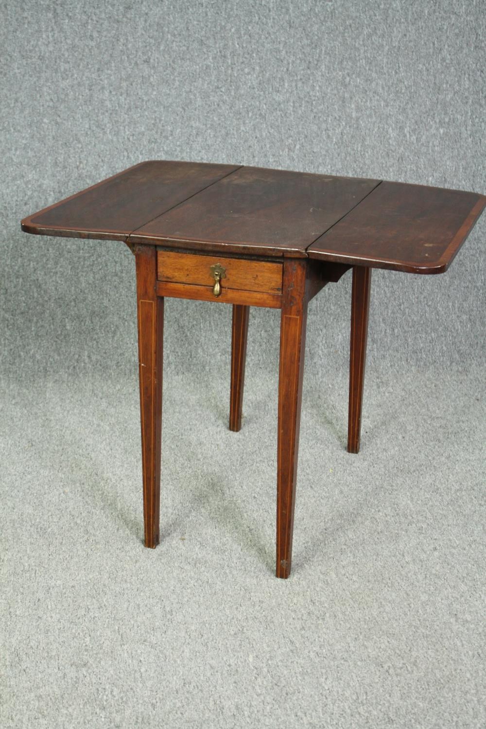 A 19th century mahogany and satinwood drop flap Pembroke table. H.66 W.80 (ext) D.67cm. - Bild 3 aus 6