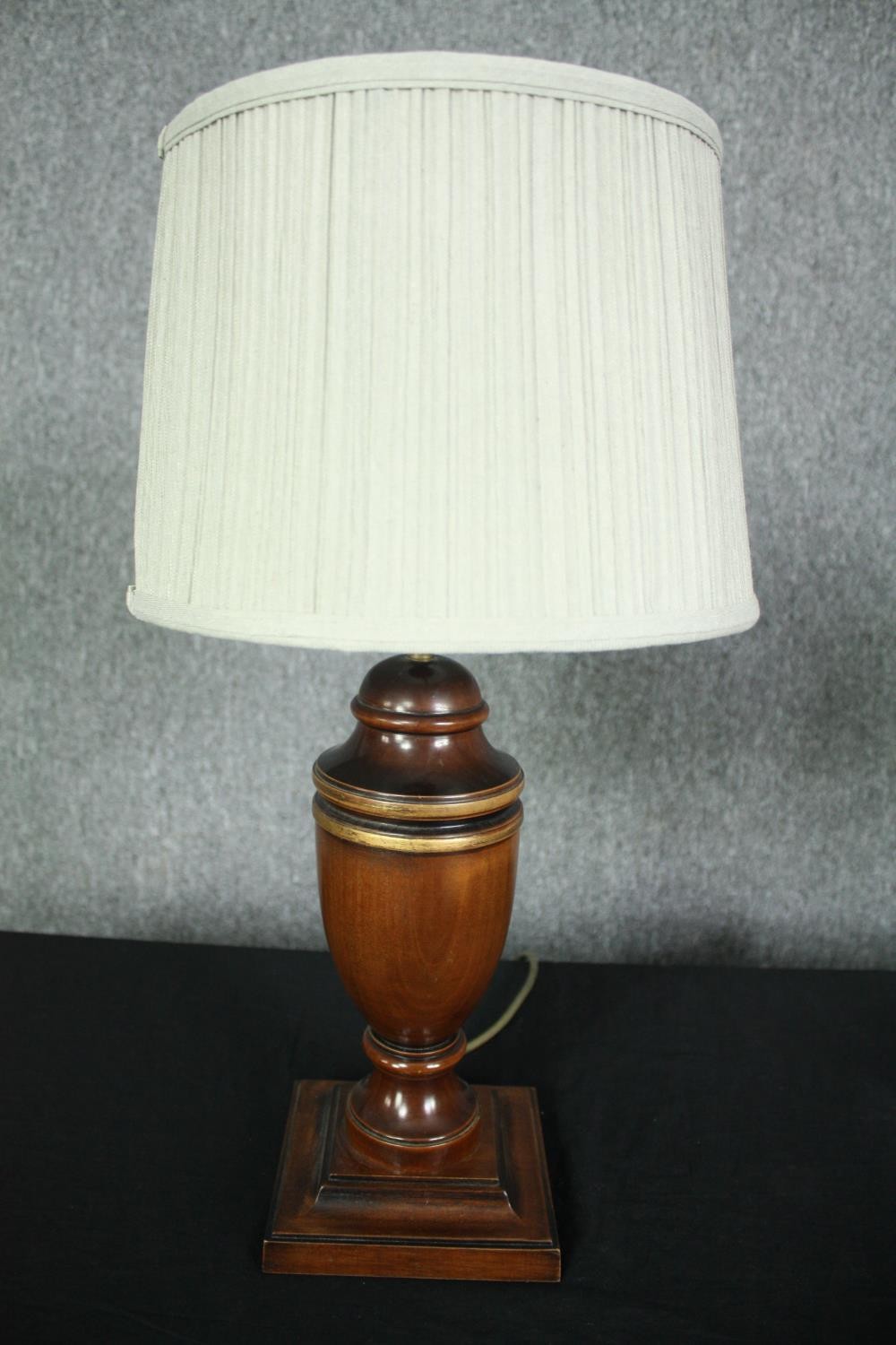 A collection of three table lamps, turned wood and brass. H.39cm. (largest). - Image 2 of 7