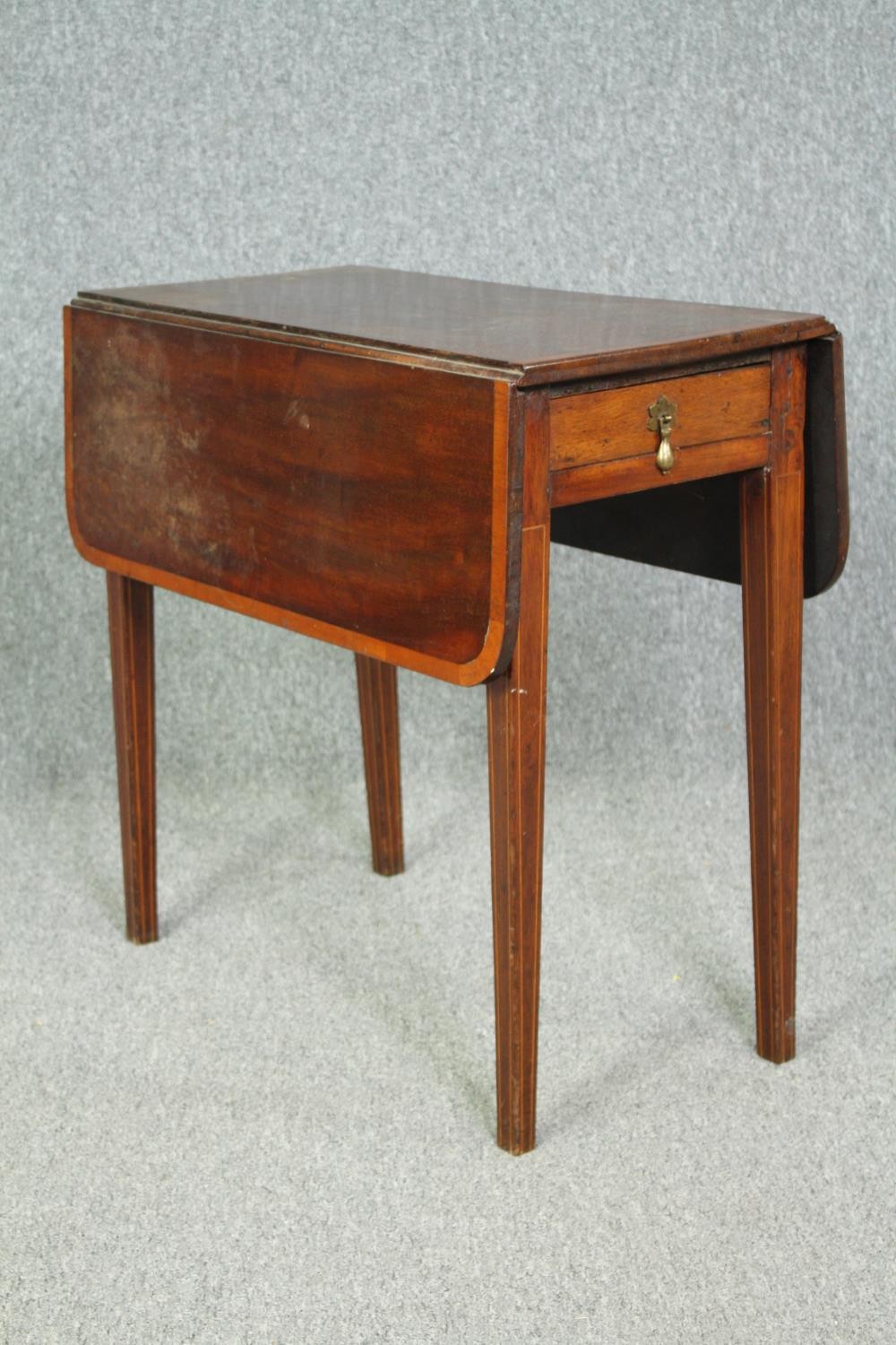 A 19th century mahogany and satinwood drop flap Pembroke table. H.66 W.80 (ext) D.67cm. - Bild 2 aus 6