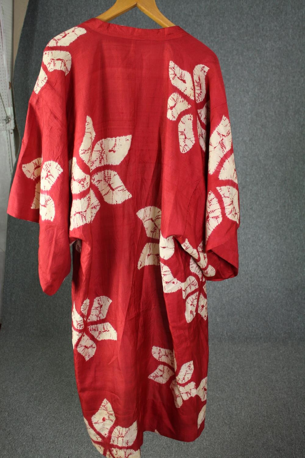 Two early 20th century silk Japanese kimonos, red Michiyuki and a black Haori. one with tie dye - Image 8 of 10