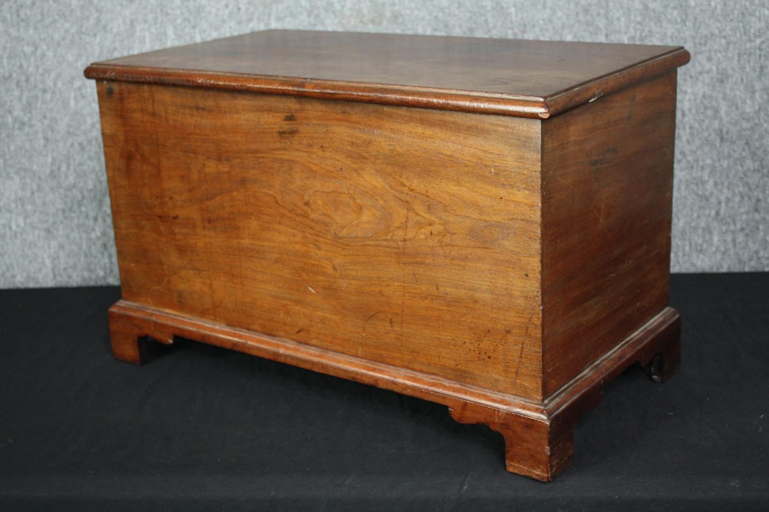 A 19th century elm trunk of small size. H.37 W.60 D.33cm. - Bild 4 aus 5