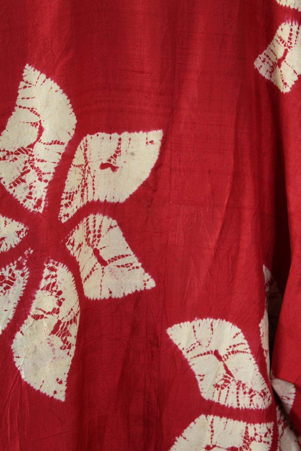 Two early 20th century silk Japanese kimonos, red Michiyuki and a black Haori. one with tie dye - Image 3 of 10