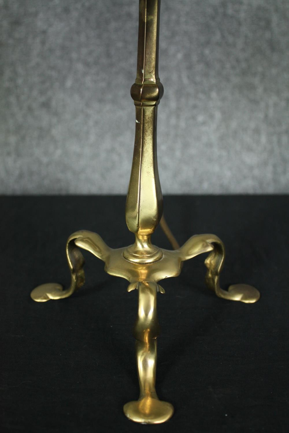 A collection of three table lamps, turned wood and brass. H.39cm. (largest). - Image 5 of 7