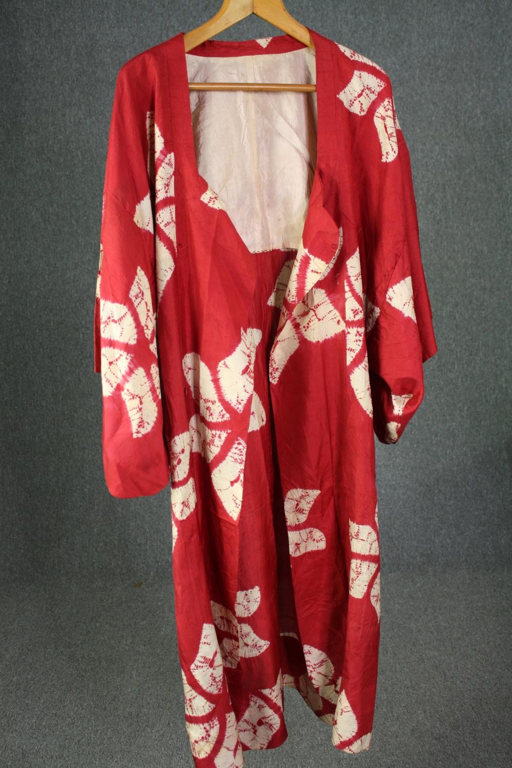 Two early 20th century silk Japanese kimonos, red Michiyuki and a black Haori. one with tie dye - Image 7 of 10