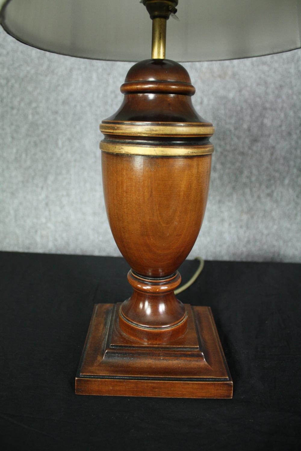 A collection of three table lamps, turned wood and brass. H.39cm. (largest). - Image 3 of 7