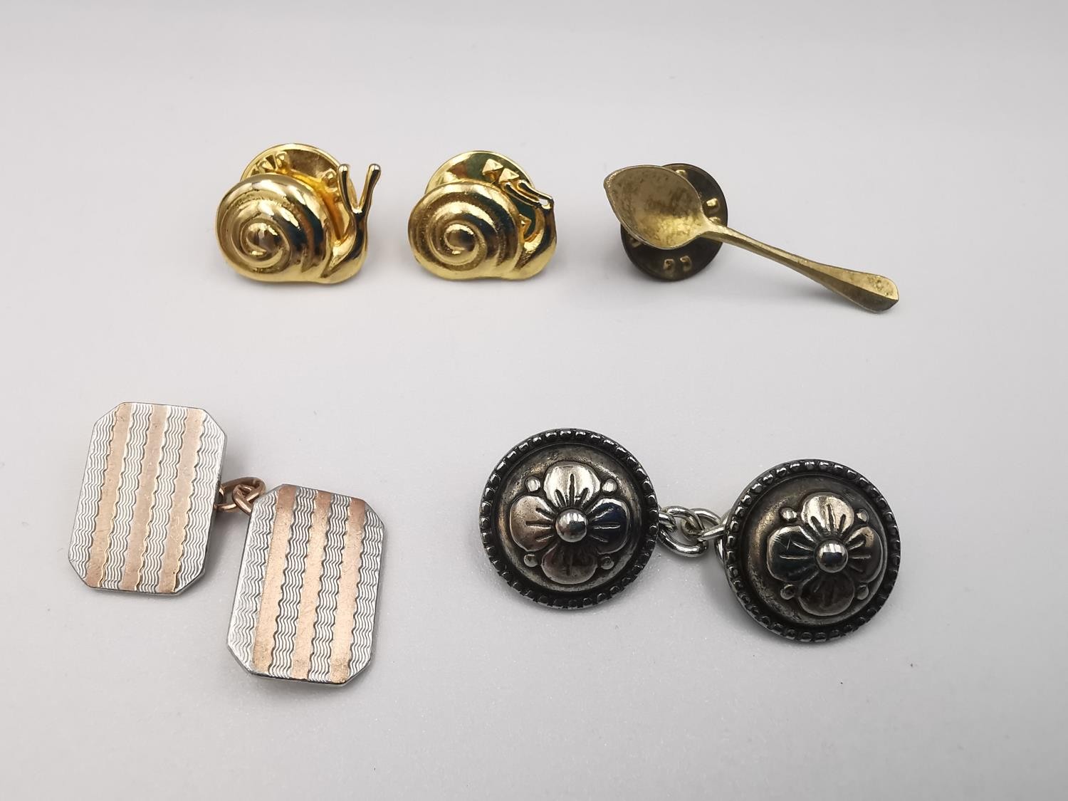 A collection of cufflinks, pins and a silver ring. Includes a pair of S.T. Dupont gold plated onyx - Image 10 of 11