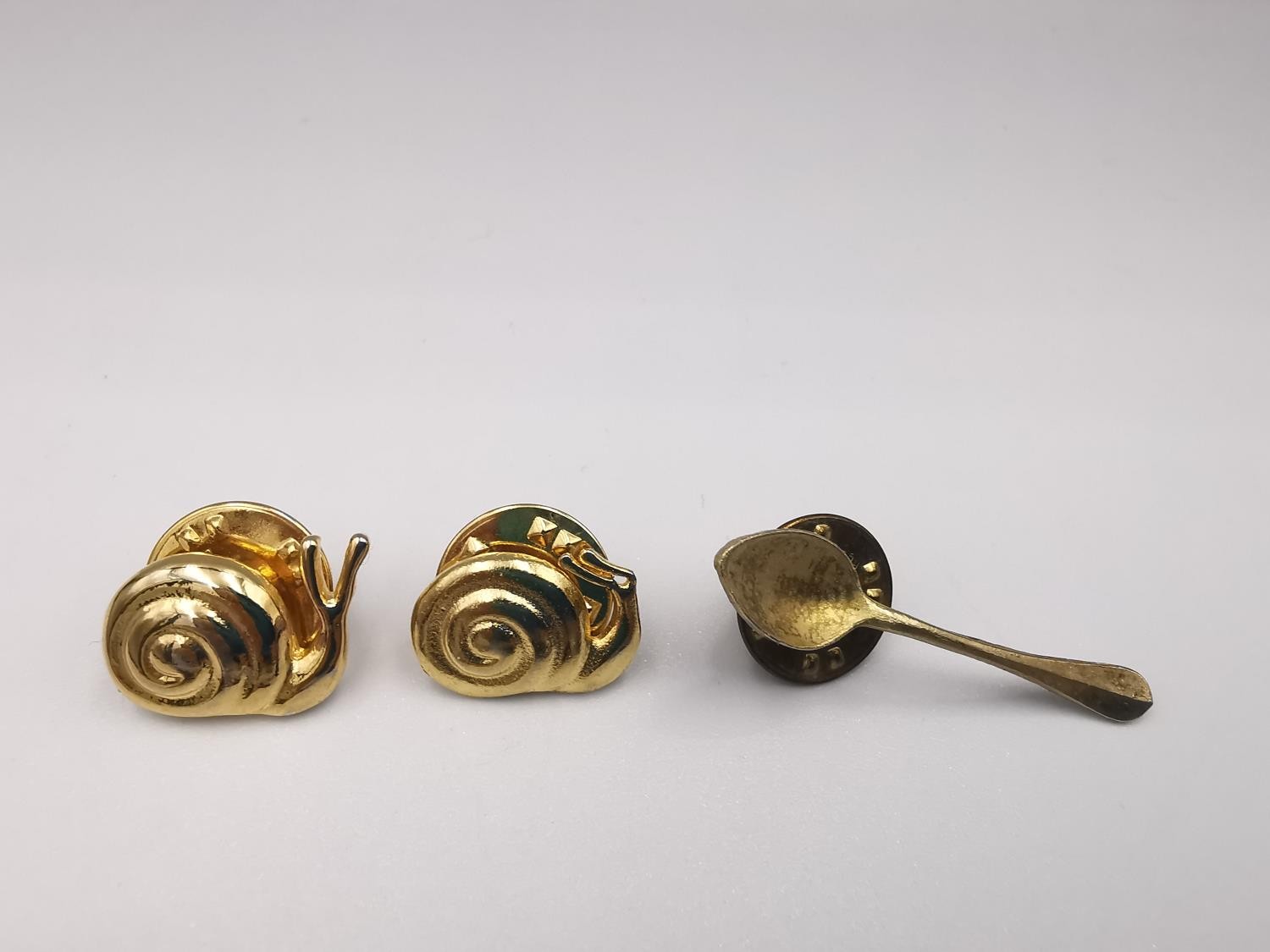 A collection of cufflinks, pins and a silver ring. Includes a pair of S.T. Dupont gold plated onyx - Image 11 of 11