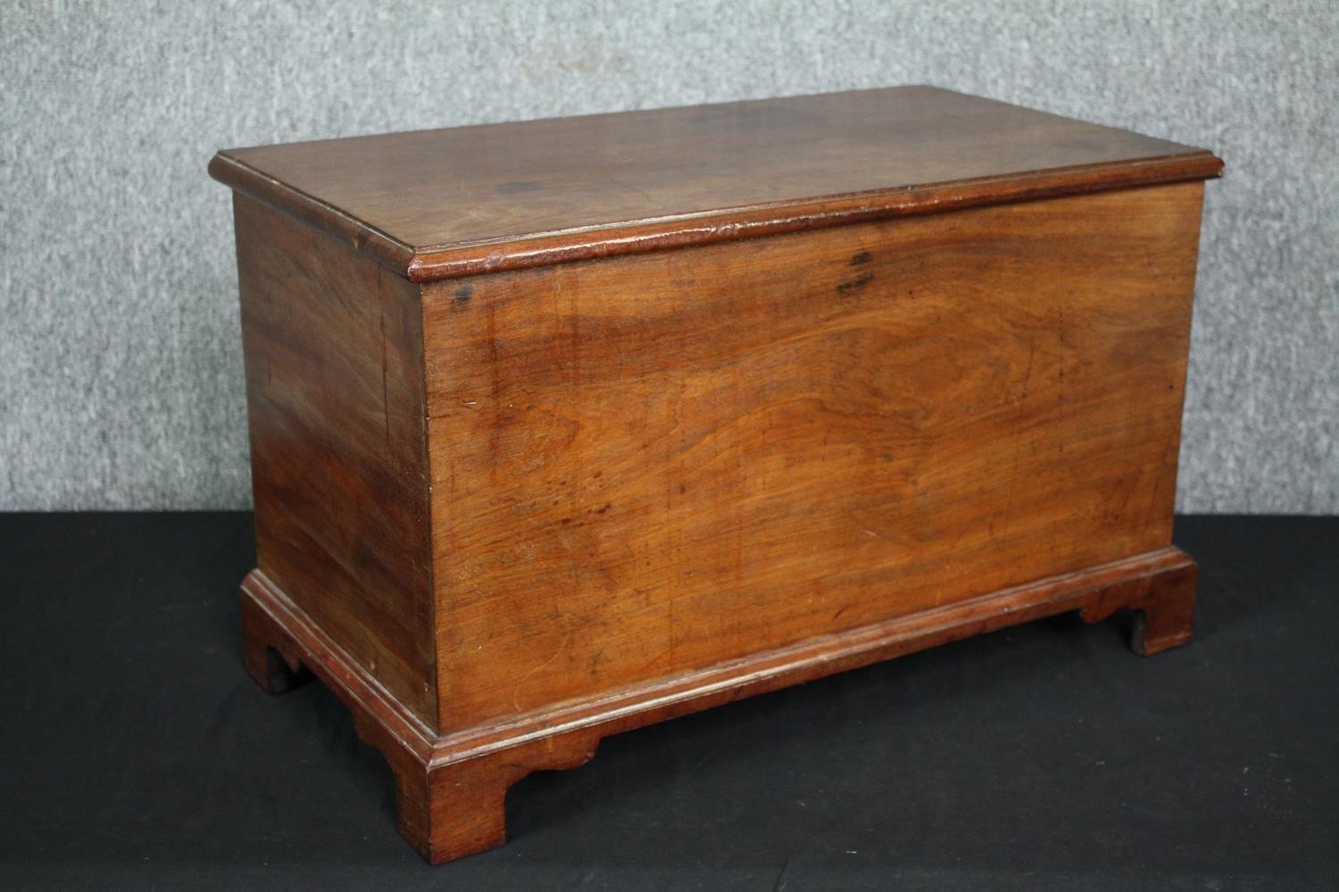 A 19th century elm trunk of small size. H.37 W.60 D.33cm. - Bild 3 aus 5