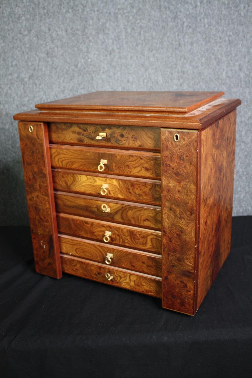 A burr elm specimen or vanity chest with rising mirror to the top and hinged locking stile side - Image 3 of 12