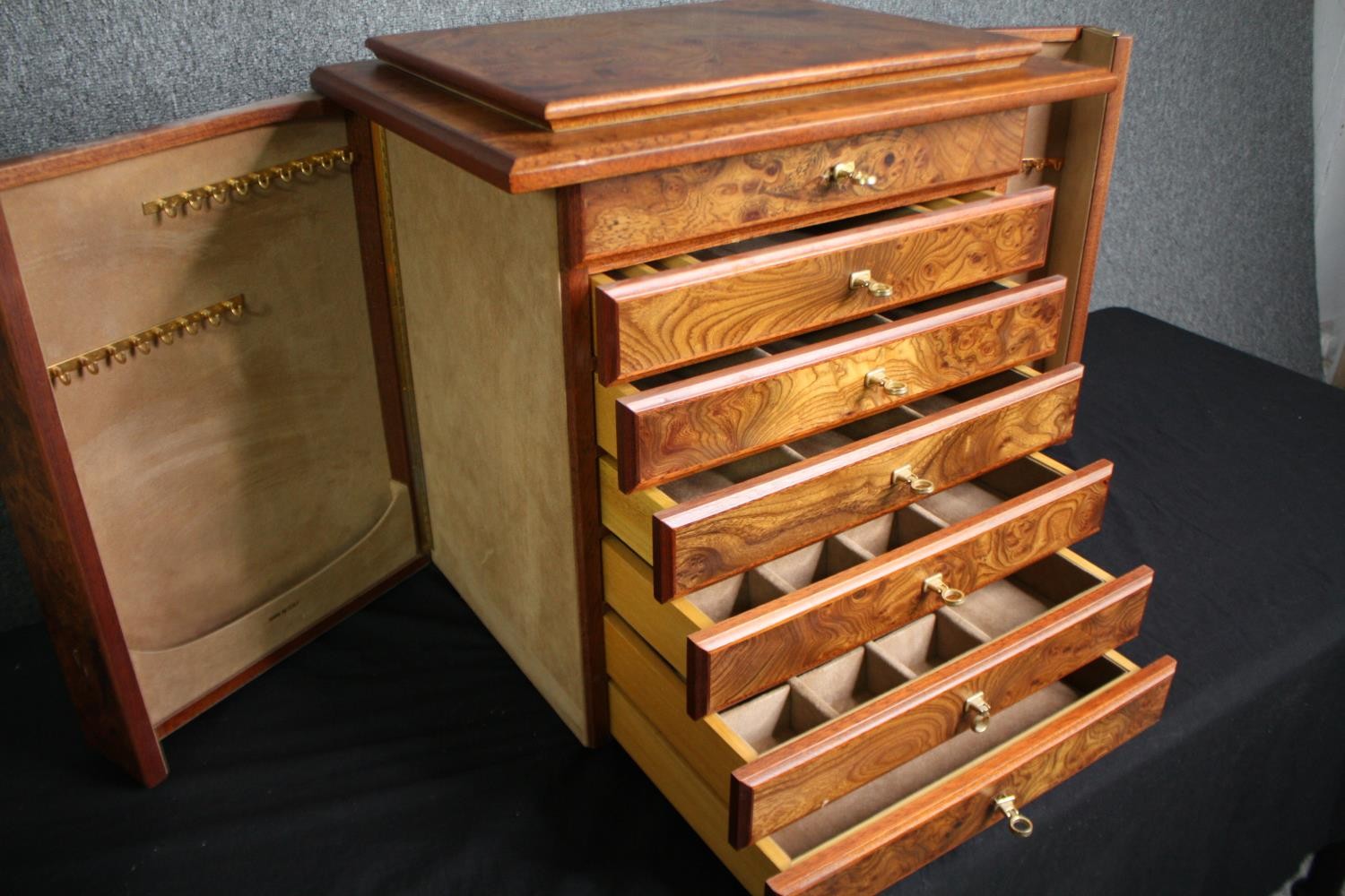 A burr elm specimen or vanity chest with rising mirror to the top and hinged locking stile side - Image 9 of 12