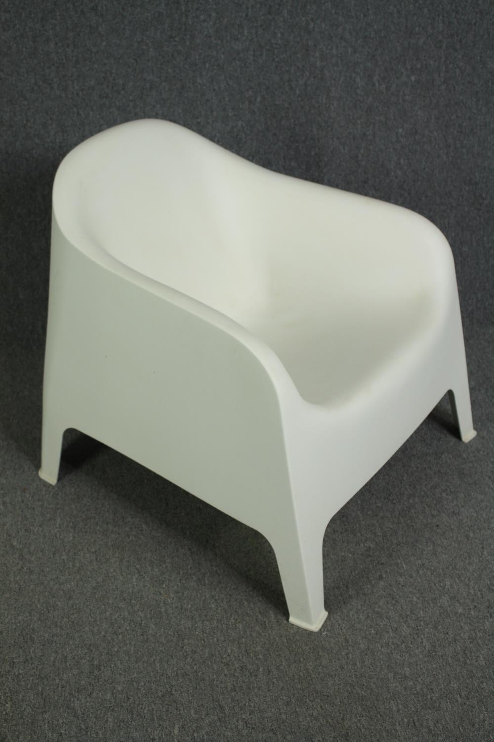 A contemporary moulded IKEA tub chair. H.71cm. - Bild 2 aus 6
