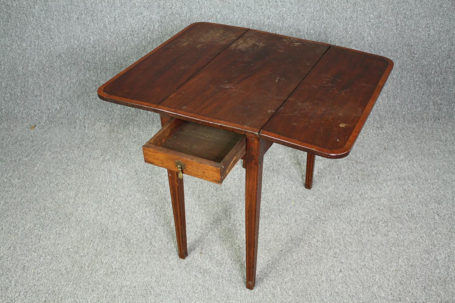 A 19th century mahogany and satinwood drop flap Pembroke table. H.66 W.80 (ext) D.67cm. - Bild 4 aus 6