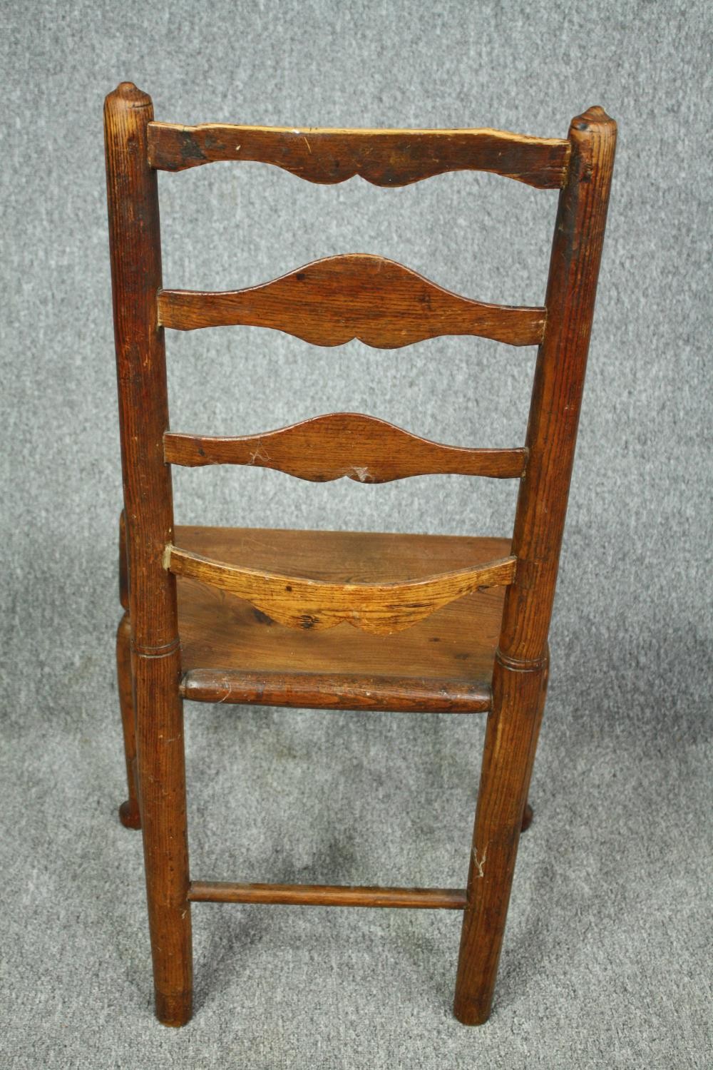 A pair of 18th century elm Lancashire ladderback dining chairs. - Bild 5 aus 7