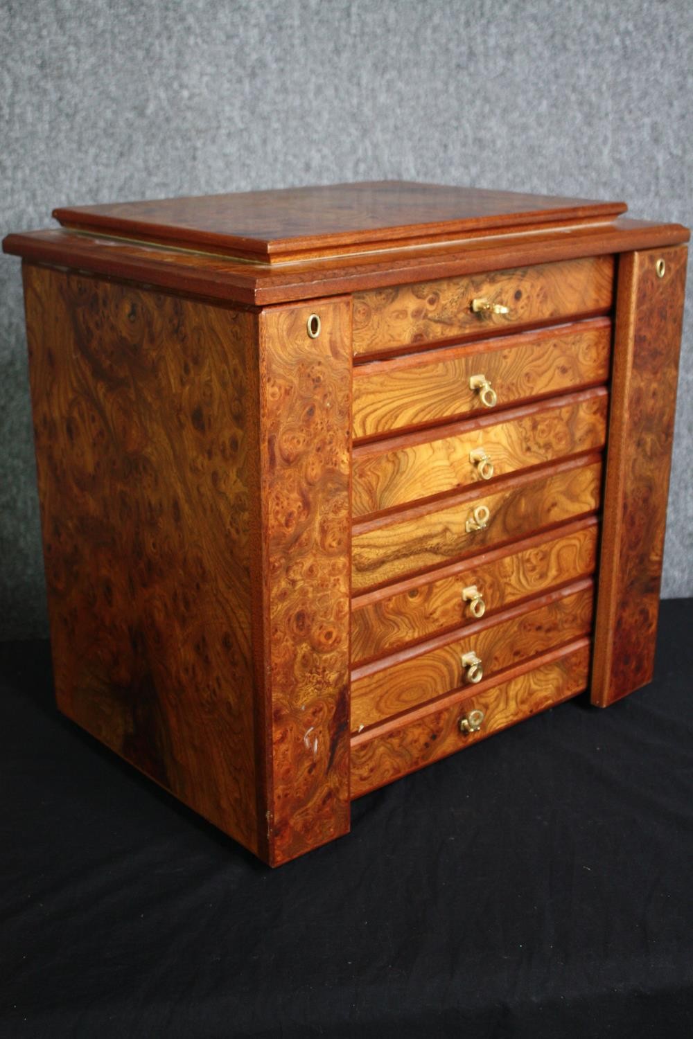 A burr elm specimen or vanity chest with rising mirror to the top and hinged locking stile side - Image 2 of 12