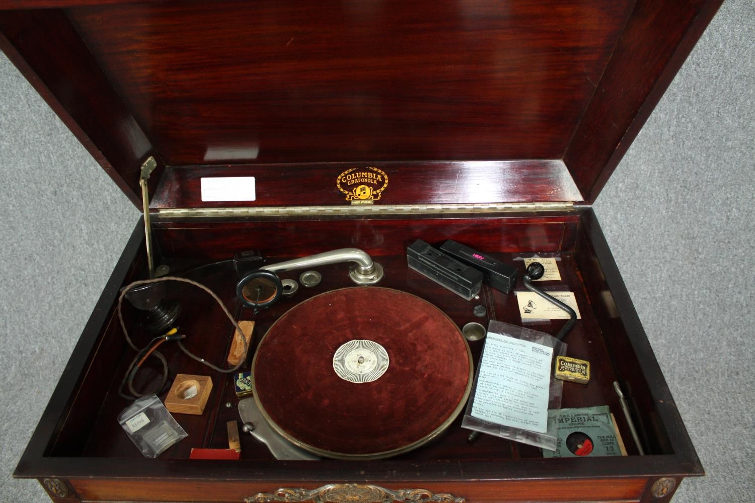 A mahogany cased Columbia Grafonola gramophone along with a collection of 78 rpm records. H.86 W. - Image 8 of 12