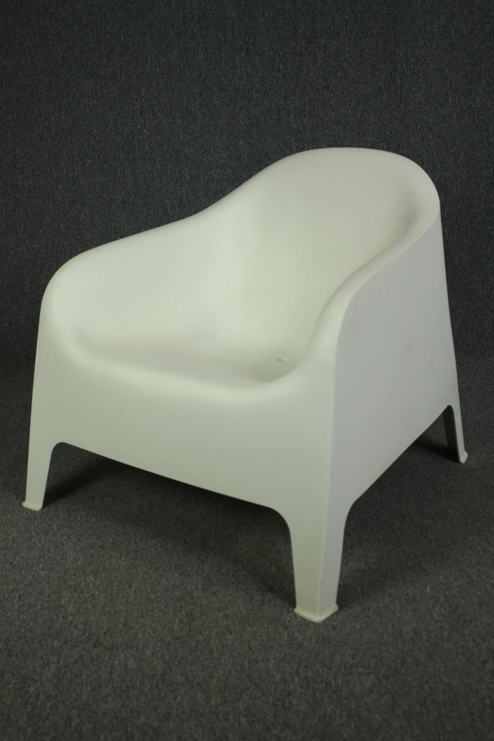 A contemporary moulded IKEA tub chair. H.71cm. - Bild 3 aus 6