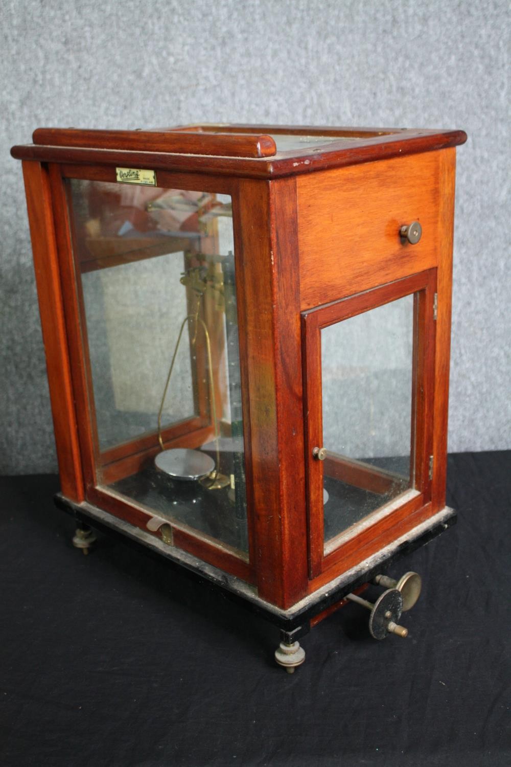 A set of late 19th century laboratory scales in a mahogany case with Vertling maker's label. H.49 - Image 6 of 7
