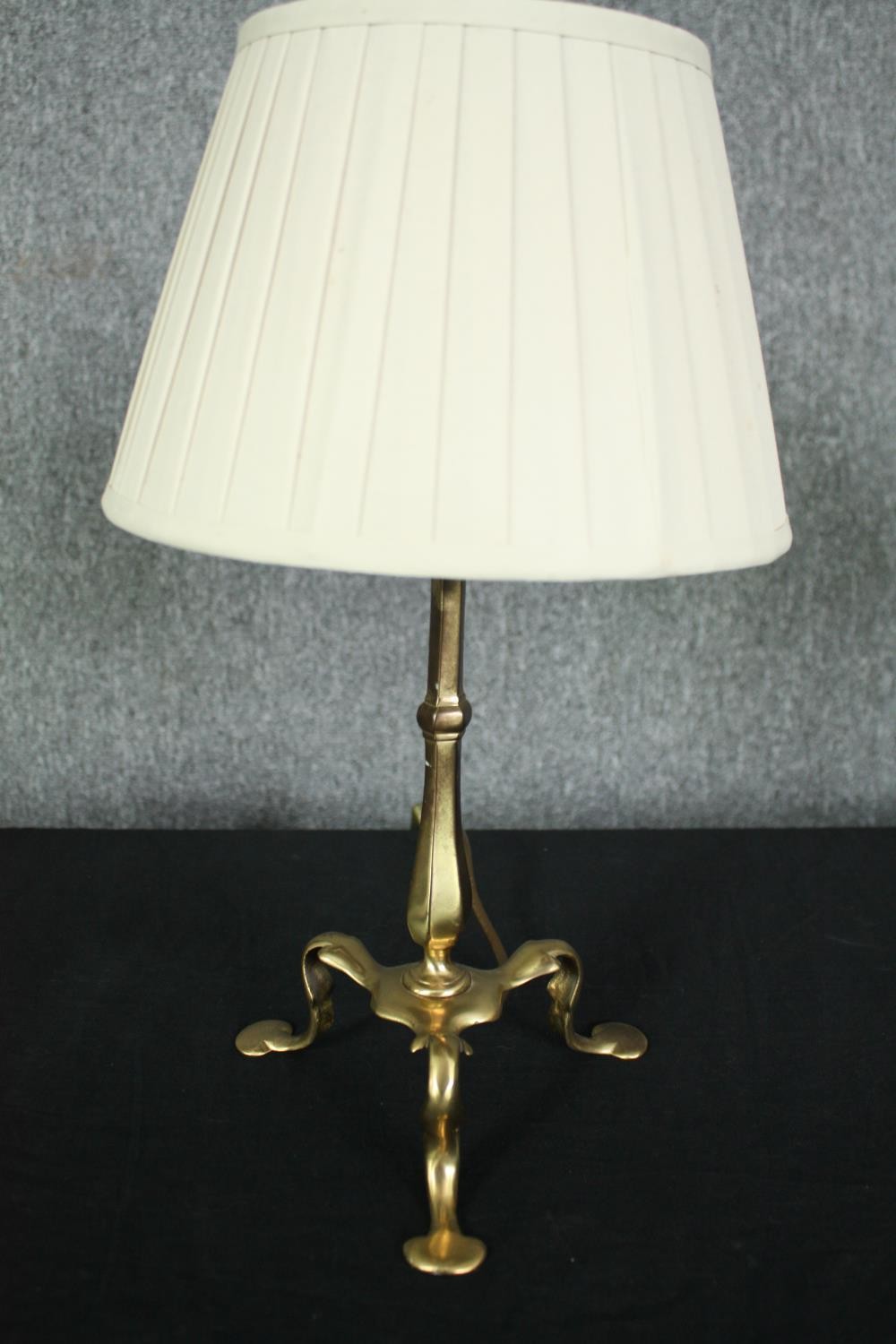 A collection of three table lamps, turned wood and brass. H.39cm. (largest). - Image 4 of 7