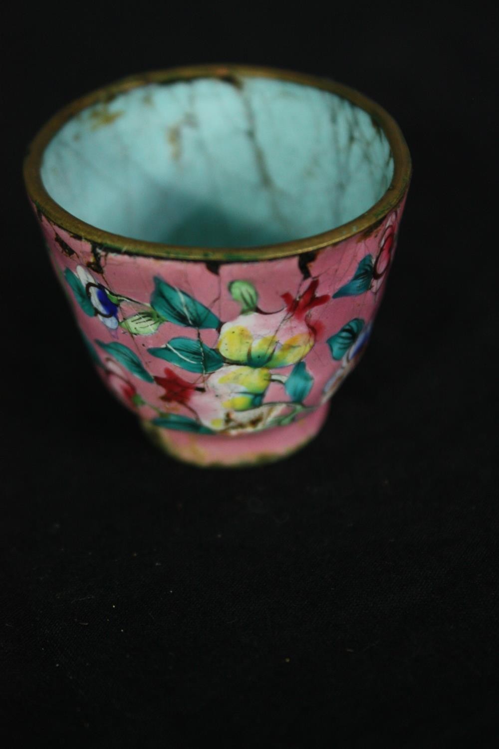 A mixed collection of Japanese and Chinese porcelain to include a 19th century Famille Rose lidded - Image 11 of 14