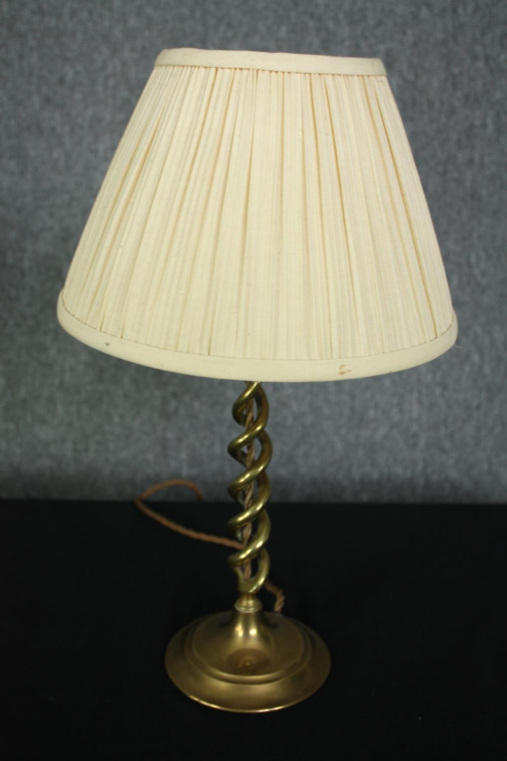 A collection of three table lamps, turned wood and brass. H.39cm. (largest). - Image 6 of 7