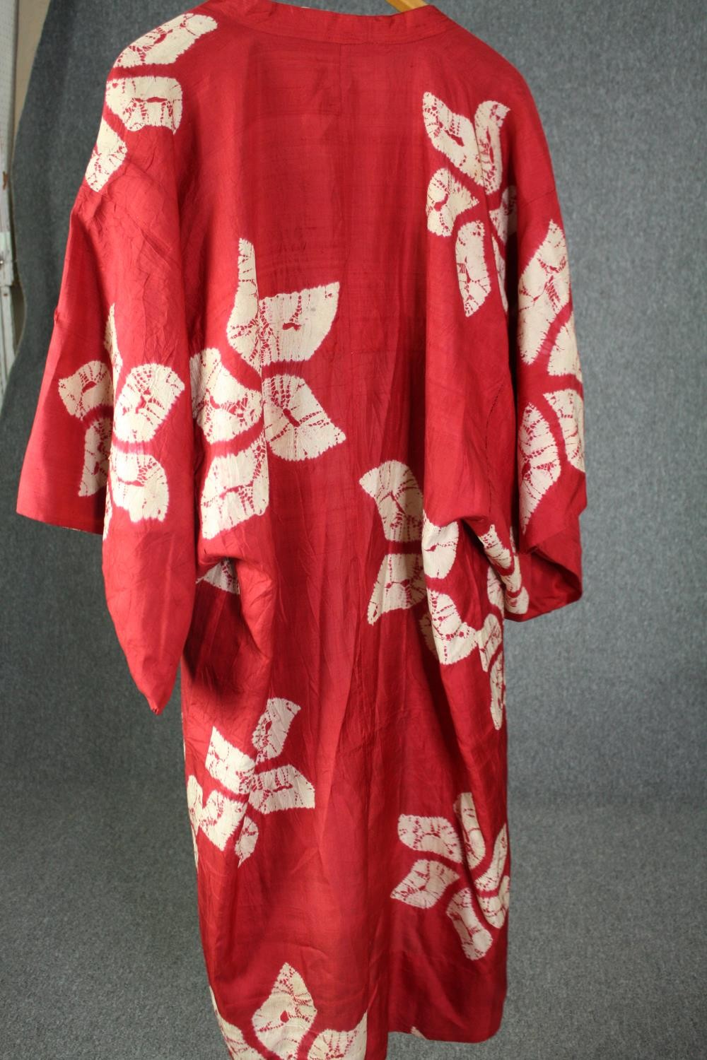 Two early 20th century silk Japanese kimonos, red Michiyuki and a black Haori. one with tie dye - Image 10 of 10