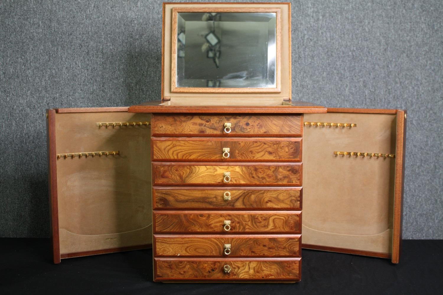 A burr elm specimen or vanity chest with rising mirror to the top and hinged locking stile side - Image 6 of 12