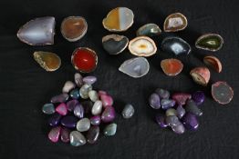 A collection of agate geode slices along with pieces of polished stone. H.5 W.9 D.7cm. (largest)