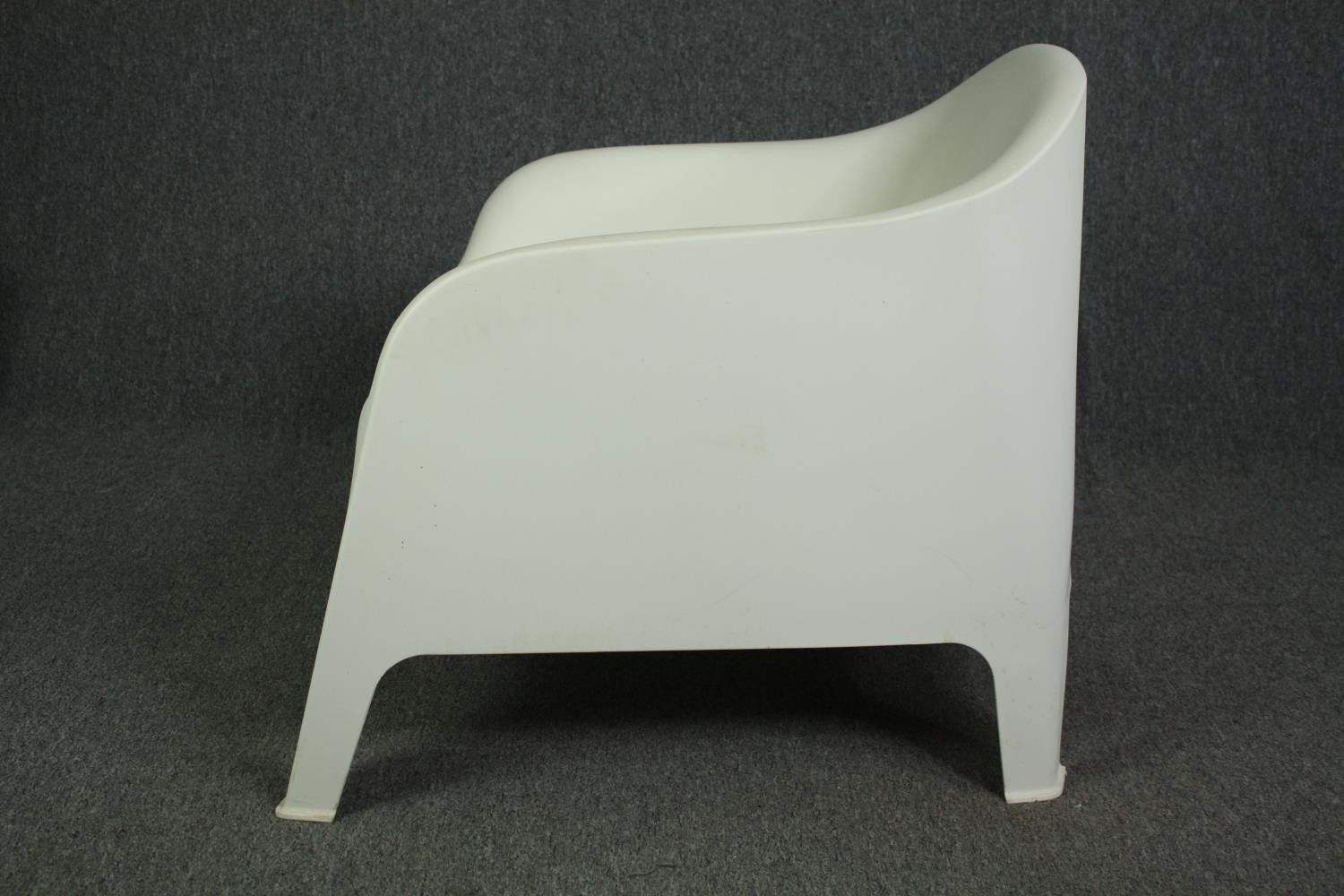 A contemporary moulded IKEA tub chair. H.71cm. - Bild 4 aus 6