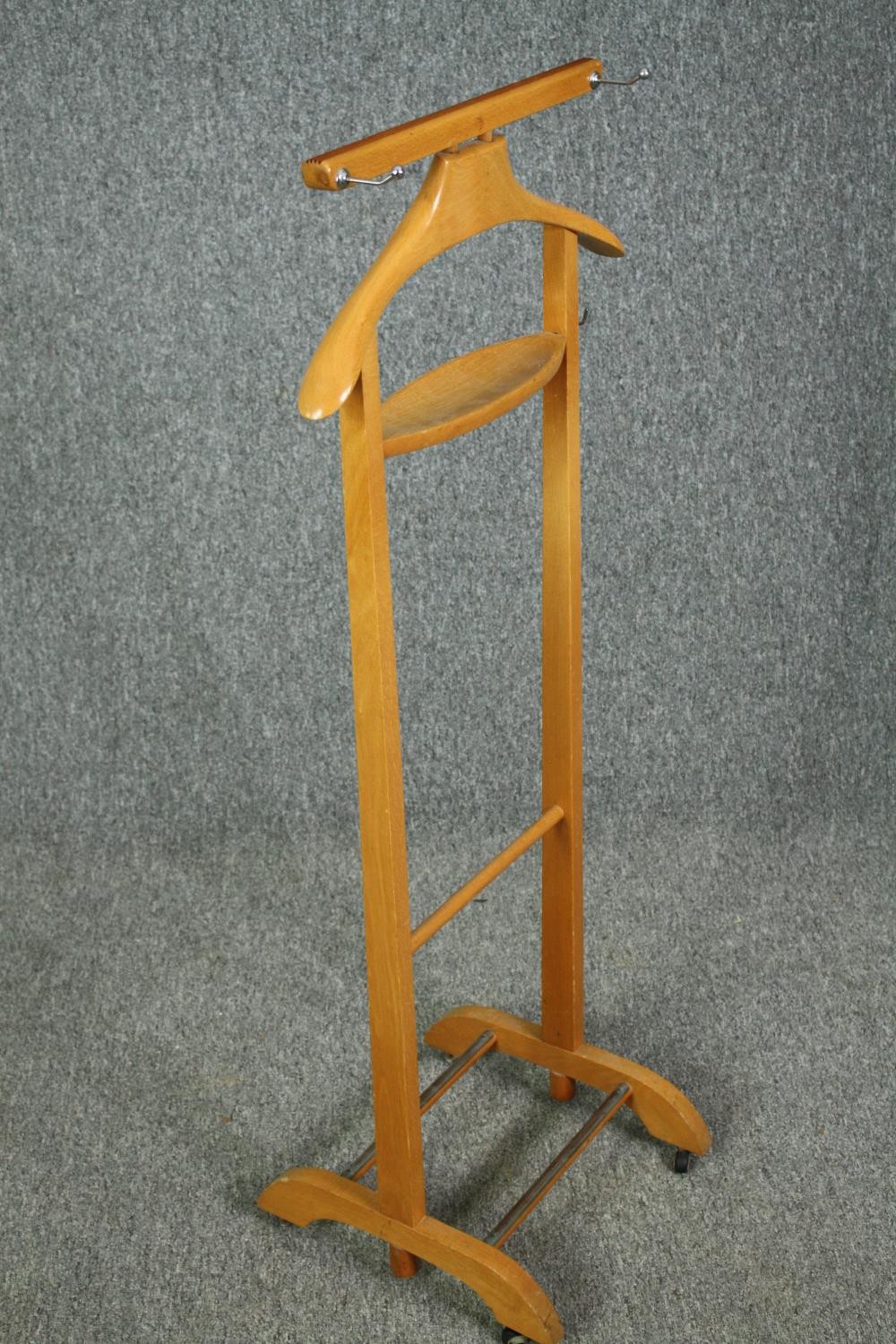 A mid century beech Italian valet stand by Fratelli Reguitti for Brevettato. H.111 W.45cm. - Image 2 of 5