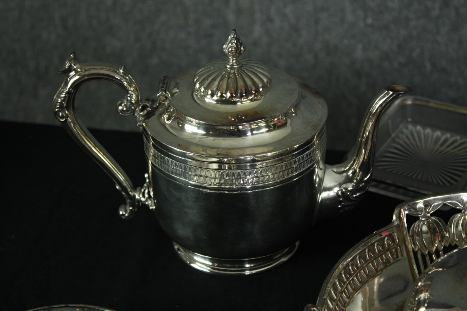 An extensive collection of mixed silver plate. H.34 W.25cm. (case) - Image 2 of 14