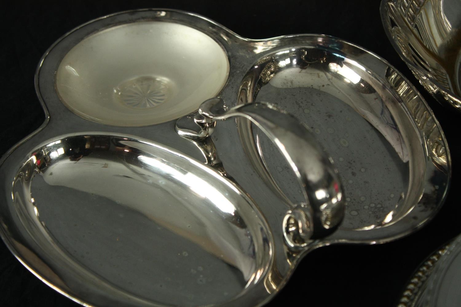 An extensive collection of mixed silver plate. H.34 W.25cm. (case) - Image 3 of 14